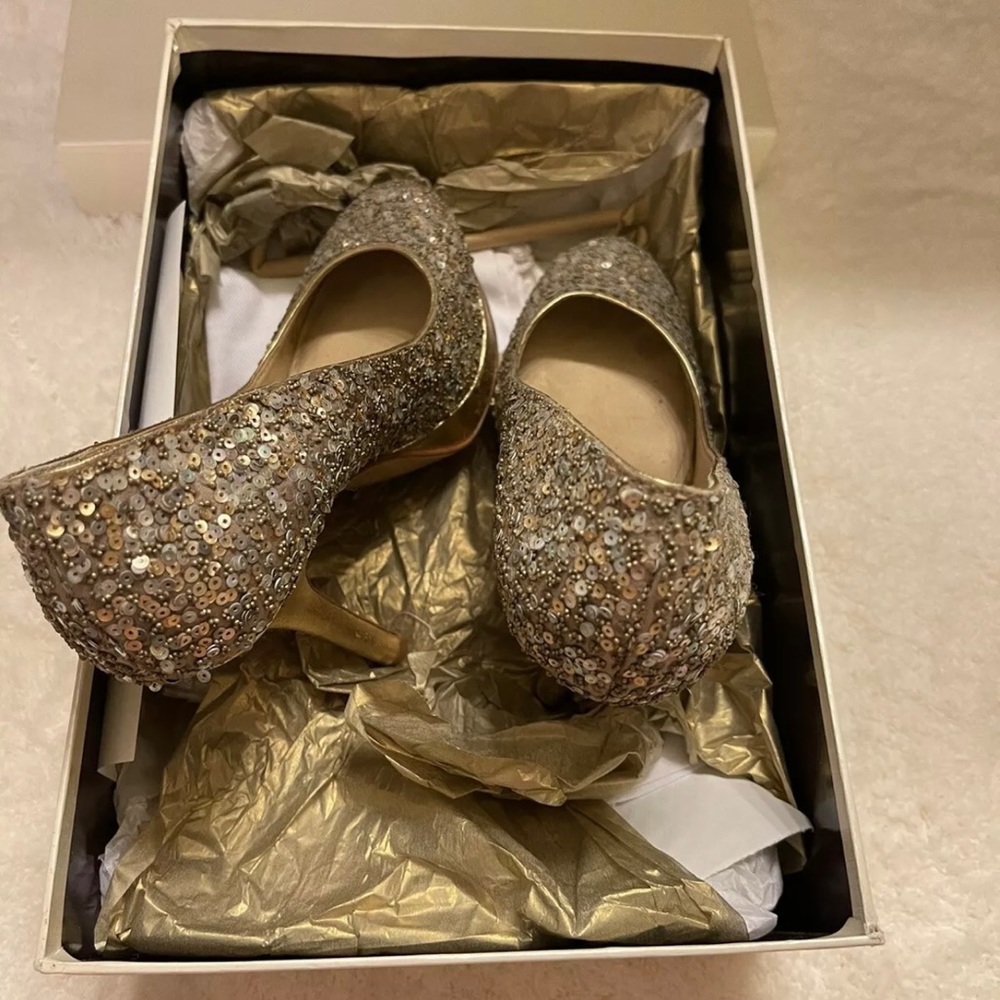 Joan David Women’s Embossed leather sole Gold Pumps size 5